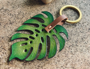 Porte-clés en cuir fait main en forme de feuille de Monstera, cadeau pour les amateurs de plantes, accessoire unique pour les passionnés de plantes, breloque en cuir - Product Image 3