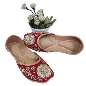 Nouvelle Arrivée Chaussures Brodéées pour Femmes en Cuir Véritable à Motif Floral avec Fermeture Élastique à Lacets Tendance Mode Traditionnelle - Product Image 1