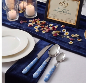 Elegante Juego de Cubiertos Plateados con Mango de Resina Floral, Cubertería de Acero Inoxidable con Estilo para Eventos Especiales, Cenas y Cocina - Product Image 5