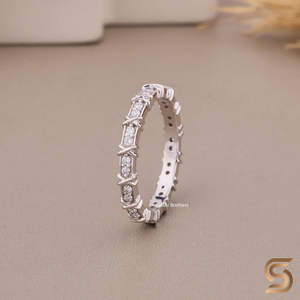 Bague en or massif 10K avec diamants de laboratoire, style X, alliance éternelle croisée, cadeau de bijoux fins et éthiques parfait pour les femmes - Product Image 1