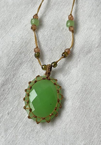 Collar Colgante de Macramé con Peridoto Verde Hecho a Mano, Gema Natural Verde Oliva, Joyería Boho de Cristal Curativo, Cuentas Chapadas en Platino - Product Image 3