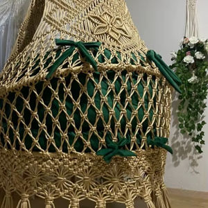 Silla Columpio Doble de Macramé Dorada, Columpio de Macramé con Cojines Verdes, Columpio Redondo de Macramé - Product Image 1