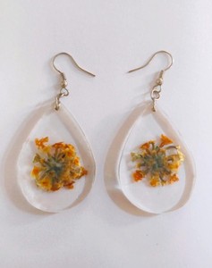 Accesorios de Moda Artísticos Únicos de Resina para Mujeres, Tiendas Boutique y Estilo Contemporáneo - Product Image 1