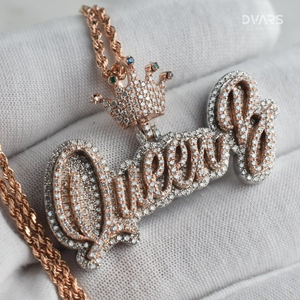 Colgante de Corona con Letra 'Queen' Personalizado en Plata de Ley con Moissanita VVS Helada, Bicolor, Joyería de Lujo Estilo Hip Hop - Product Image 1