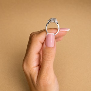 Bague de fiançailles en or blanc 14 carats avec diamant ovale de 2 carats cultivé en laboratoire, trois pierres, diamants latéraux taille triligne, clarté VVS2, couleur E, IGI - Product Image 2