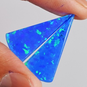 ซัพพลายเออร์และผู้ผลิตจากอินเดีย อัญมณีโอปอลสีน้ำเงินและสีเขียวธรรมชาติ 100% รูปทรงสามเหลี่ยม ขัดเงา สำหรับทำเครื่องประดับชั้นดี - Product Image 1