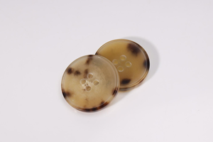 กระดุมหัวเข็มขัด 4 รู ทำจากเขาสัตว์เย็บมือ สีธรรมชาติ สำหรับเสื้อเชิ้ตหรือเสื้อสเวตเตอร์ งานฝีมือธรรมชาติ - Product Image 6