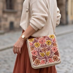 Bolso Bandolera Bordado a Mano Estilo Kashmiri Color Marfil con Ramillete de Margaritas Cálidas - Product Image 4