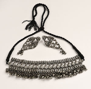 Conjunto de Gargantilla Boho de Plata Oxidada Vintage con Borla de Campana Colgante y Pendientes Hechos a Mano - Product Image 1