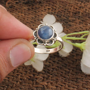 แหวนเงินแท้ 925 ประดับไคยาไนต์ทรงเหลี่ยมธรรมชาติ ดีไซน์คลาสสิก เหมาะสำหรับเป็นของขวัญในโอกาสแต่งงานและวันครบรอบสำหรับผู้หญิง - Product Image 1