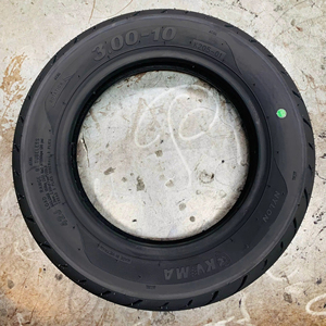 Neumático sin cámara para scooter Vietnam KUMATIRE K205 3.00-10 120/70-10 130/90-10 para motocicletas urbanas y de reparto - Product Image 1
