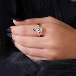 แหวนมอสซาไนต์ทรงลูกแพร์ทองคำขาว 14K สำหรับผู้หญิง หรูหรา น้ำหนักรวม 1.05 กะรัต น้ำหนัก 2.28 กรัม ของขวัญเครื่องประดับชั้นดีสำหรับงานแต่งงานและงานหมั้น - Product Image 1