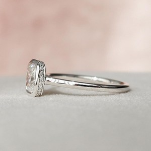 Bague classique avec pierre centrale taille coussin cultivée en laboratoire et halo dissimulé serti clos, pour un bijou élégant au quotidien - Product Image 3