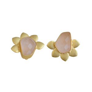 Pendientes de botón florales de latón hechos a mano con cuarzo rosa semiprecioso y chapado en oro de 18 quilates, ligeros, de Laxmi Jewellers LJ 1468 - Product Image 3