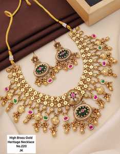 Collier en laiton plaqué or personnalisé |   Bijoux fantaisie en gros pour femmes |   Ensemble de collier plaqué or de créateur avec boucles d'oreilles - Product Image 5