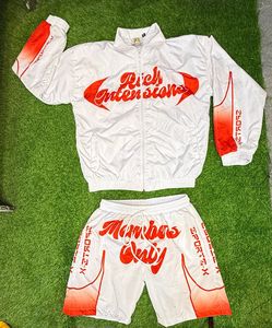 ชุดเซ็ตเสื้อแจ็คเก็ตและกางเกงขาสั้นกันลม ระบายอากาศได้ดี พิมพ์ลายแบบซับลิเมชั่น แห้งเร็ว เหมาะสำหรับฤดูร้อน สไตล์สตรีทแฟชั่น - Product Image 1