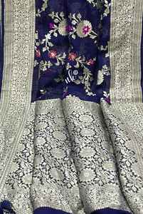 Sari en soie brocart bleu avec tissage floral en zari argenté complexe et bordure traditionnelle riche - Product Image 2