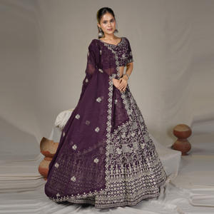 Lehenga Choli Brillante con Bordado Detallado, Falda Larga con Vuelo, Blusa Ajustada y Dupatta para Diwali y Fiestas en la Playa - Product Image 4