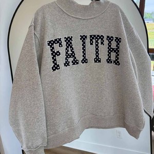 เสื้อสเวตเชิ้ตคอเต่าทรงโอเวอร์ไซส์สำหรับผู้หญิง แบรนด์ Faith Custom แขนสองชั้น ลายจุด ประดับอักษร ขายส่ง - Product Image 1