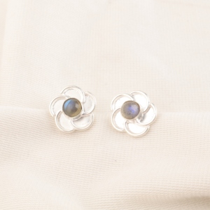 Pendientes de Botón Redondos de Labradorita Gris de Niharika Gems, Diseño de Lujo Chapado en Plata para Bodas y Fiestas Unisex - Product Image 1