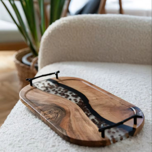 Plateau en bois et résine de haute qualité avec surface en époxy lisse pour servir des collations, des boissons et des desserts - Product Image 1