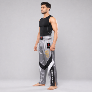 Pantalon de kick-boxing confortable, conçu avec un tissu doux, des coutures renforcées et une performance athlétique fiable. - Product Image 2