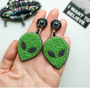 Pendientes de aro elegantes con cuentas de semillas alienígenas bordadas a mano para bodas, fiestas, eventos festivos, regalos, joyería de moda. - Product Image 1