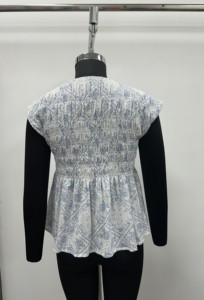 Haut à manches courtes imprimé numérique bleu, col noué, coupe régulière, respirant, tissé, décontracté, taille naturelle, mode féminine estivale - Product Image 3