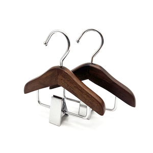 Mini cintres modernes en bois avec crochet et pince métalliques, logo personnalisé, durables pour les magasins de vêtements et l'usage domestique - Product Image 1