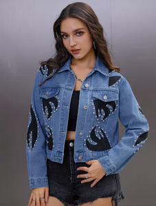 Chaqueta de mezclilla para mujer, lavado claro, con parches en contraste negros, adornos de pedrería, dobladillo desgastado, estampado floral, transpirable, formal - Product Image 1