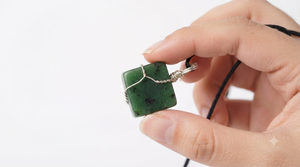 Collier pendentif rectangulaire en jade vert naturel, fait main, enroulé de fil, bijou en cristal de guérison avec cordon noir, vente en gros - Product Image 4