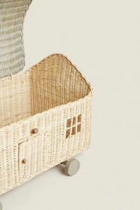Panier de rangement en forme de maison avec roulettes, tissé en rotin naturel, panier de rangement pour jouets pour enfants. - Product Image 3