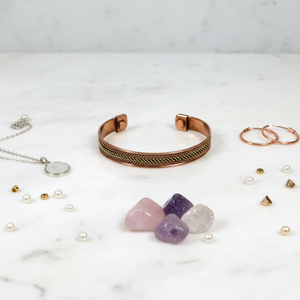 Bracelet manchette artisanal en laiton et cuivre mélangés avec motif en fil tressé pour hommes et femmes - Product Image 2