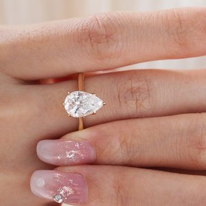 Anillo de compromiso de oro amarillo de 14K con diamante de laboratorio de 2 quilates con corte de pera para mujer, diseño floral romántico con cesta y halo oculto de 6 garras - Product Image 1