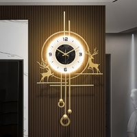 Jam dinding elegan berdaun emas dengan dial hitam ramping dan pendulum berayun, tersedia dengan harga grosir.