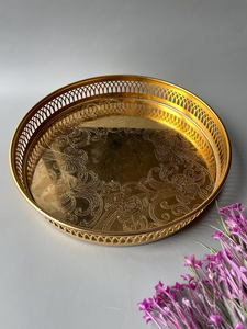 Bandeja Redonda de Latón de Lujo con Grabado Floral Intrincado y Borde Calado, Plato Decorativo de Metal Dorado para una Mesa Elegante - Product Image 4