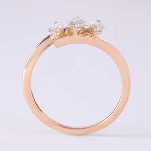 แหวนมอสซาไนต์ทรงมาร์คีส์แบบโมเดิร์นสามเม็ดสำหรับผู้หญิง เงินแท้ 925 ชุบทองคำสีกุหลาบ เหมาะสำหรับเป็นของขวัญแทนคำมั่นสัญญาสำหรับเจ้าสาว - Product Image 4