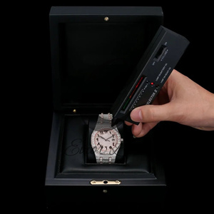 Montre de luxe Hip Hop bicolore argentée 40 mm avec moissanite blanche, bijou de poignet tendance pour toutes les occasions - Product Image 6