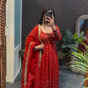 Vestido Anarkali Rojo de Georgette Sintético Pesado con Hilo de Georgette Sintético y Trabajo de Lentejuelas, Anarkali y Pantalón con Conjunto de Dupatta de Encaje Elegante - Product Image 1
