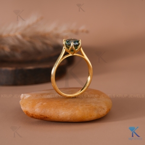 แหวนหมั้นเพชรเม็ดเดี่ยวทรงตัดแบบโปรตุเกส สีเขียว ผลิตในห้องปฏิบัติการ ตัวเรือนทองคำแท้สีเหลือง ดีไซน์ทรงดอกทิวลิป เครื่องประดับชั้นดีสำหรับผู้หญิง - Product Image 3