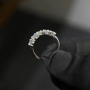 Anillo de Eternidad Redondo para Mujer con Cinco Diamantes Cultivados en Laboratorio de 0.40ct Cada Uno, Color D, Oro Blanco de 14K, Certificado IGI - Product Image 2