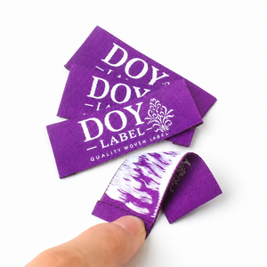 Étiquettes tissées en damassé OEM 2026 haute densité avec logo personnalisé et bords thermosoudés pour T-shirts - Product Image 1