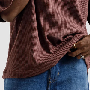 Camiseta de punto gofrado de primera calidad para hombre, cuello redondo, hombros caídos, ajuste holgado, tejido grueso, estilo casual - Product Image 4