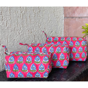 Juego de neceseres de algodón acolchado con estampado floral rosa y azul de Jaipur, con cierre de cremallera, forro interior de PVC, lavable y duradero. - Product Image 1