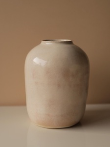 Jarrón Decorativo de Cerámica Refinada con Esmalte Suave Color Rosa Pálido, Forma Contemporánea, Ideal para un Estilo Elegante en el Hogar - Product Image 6