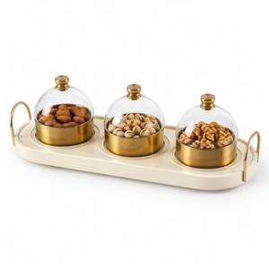 Ensemble de plats de service distinctifs avec couvercles, alliant le caractère du bois naturel et les détails métalliques élégants dans un décor épuré - Product Image 5
