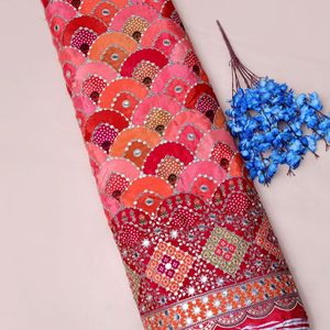 ผ้าเครปธรรมชาติสีสันสดใส คอรัลและสีส้มซันเซ็ต ลายสแกลลอป แบนดานี ประดับเลื่อมและงานปักกระจก สำหรับงานออกแบบเสื้อผ้าหรูหรา - Product Image 1