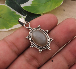 Colgante de Piedra Lunar Gris Natural, Plata de Ley 925, Estilo Vintage, Curativo, Unisex, Hecho a Mano, Venta al Por Mayor - Product Image 1