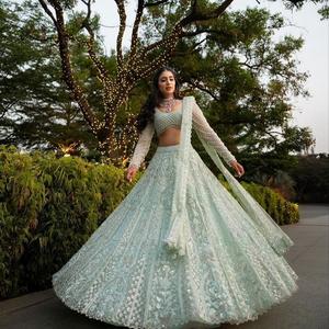 ชุดเลเฮนกาผ้ากำมะหยี่ดีไซน์เนอร์ประดับด้วยงานปักเลื่อมทั่วทั้งตัวสำหรับผู้หญิงสำหรับงานแต่งงานและโอกาสพิเศษ ช้อปปิ้งออนไลน์ ซูรัต อินเดีย - Product Image 2