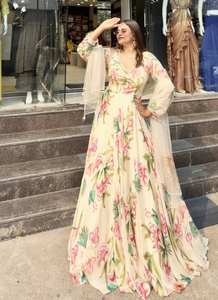 Robe élégante en faux georgette à motifs floraux avec travail de miroirs et pierres et dupatta en organza - Product Image 3